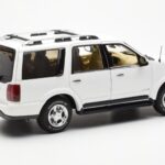 Lincoln Navigator Hvid AUTOart 1:18 - image 3 of 8
