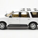 Lincoln Navigator Hvid AUTOart 1:18 - image 4 of 8