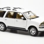 Lincoln Navigator Hvid AUTOart 1:18 - image 6 of 8