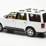 Lincoln Navigator Hvid AUTOart 1:18 - image 7 of 8