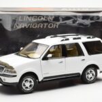 Lincoln Navigator Hvid AUTOart 1:18 - image 8 of 8
