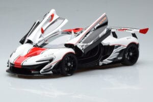 McLaren P1 GTR Højglans Hvid Med Røde Striber AUTOart 1:18 81541 Komposit — billede 2 af 7
