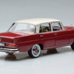 Mercedes 200 W110 Rød Norev 1:18 - image 3 of 7