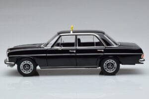 Mercedes 200 W115 Taxi Norev 1:18 183776 Metal — billede 4 af 7