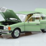 Mercedes 200 W123 Grøn Norev 1:18 183796 Metal - image 2 of 7