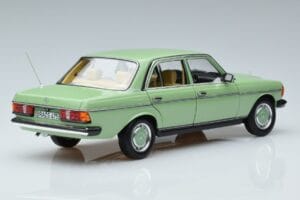 Mercedes 200 W123 Grøn Norev 1:18 183796 Metal — billede 3 af 7