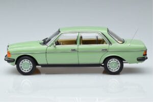 Mercedes 200 W123 Grøn Norev 1:18 183796 Metal — billede 4 af 7