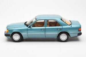 Mercedes 230E W124 Beryl Metallic Forhandler Edition Norev 1:18 B66040698 Metal — billede 4 af 8