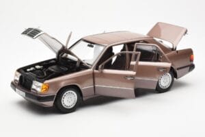 Mercedes 230E W124 Rosewood Metallic Forhandler Edition Norev 1:18 B66040697 Metal — billede 2 af 8