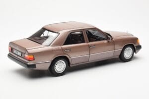 Mercedes 230E W124 Rosewood Metallic Forhandler Edition Norev 1:18 B66040697 Metal — billede 3 af 8