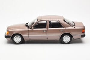 Mercedes 230E W124 Rosewood Metallic Forhandler Edition Norev 1:18 B66040697 Metal — billede 4 af 8