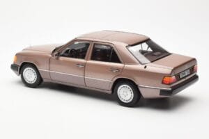 Mercedes 230E W124 Rosewood Metallic Forhandler Edition Norev 1:18 B66040697 Metal — billede 7 af 8