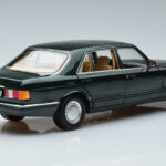Mercedes 560 SEL W126 Mørkgrøn Metallic Norev 1:18 - image 3 of 7