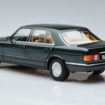 Mercedes 560 SEL W126 Mørkgrøn Metallic Norev 1:18 - image 6 of 7