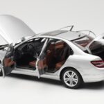 Mercedes C-Class W204 Avantgarde Sølv AUTOart 1:18 B66962368 - image 5 of 8