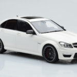 Mercedes C63 AMG W204 Hvid GT Spirit 1:18 - image 4 of 6