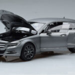 Mercedes CLS Shooting Brake X218 Alanite Grå Norev 1:18 - image 2 of 7