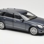 Mercedes E-Class S212 T-Model Tenorit Grå Metallic Minichamps 1:18 B66962447 - image 6 of 8