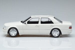 Mercedes E60 AMG W124 Hvid Otto 1:18 B66040640 Resin — billede 3 af 6