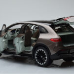 Mercedes EQE SUV X294 AMG Line Velvet Brun NZG 1:18 - image 5 of 8