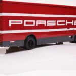 Mercedes O317 Porsche Transporter Rød CMR 1:18 - image 2 of 12
