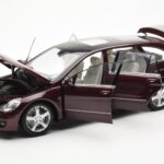 Mercedes R-Class W251 Rød Metallic Minichamps 1:18 - image 2 of 8