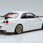 Nissan Skyline GT-R R34 Nismo Z-Tune Hvid MotorHelix 1:18 - image 3 of 11