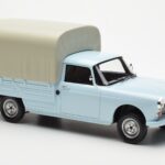 Peugeot 404 Pickup Bache Pastelblå Otto 1:18 - image 4 of 6