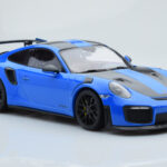 Porsche 911 GT2 RS 991.2 Weissach Package Blå Sorte Magnesiumfælge Minichamps 1:18 - image 4 of 6