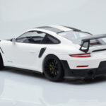 Porsche 911 GT2 RS 991.2 Weissach Package Hvid Sorte Magnesiumfælge Minichamps 1:18 - image 5 of 6
