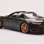 Porsche 911 992 Targa 4S Olivengrøn GT Spirit 1:18 - image 5 of 6