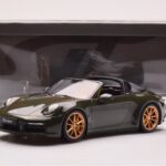 Porsche 911 992 Targa 4S Olivengrøn GT Spirit 1:18 - image 6 of 6