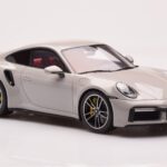 Porsche 911 992 Turbo S Crayon Grå GT Spirit 1:18 - image 4 of 6