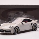 Porsche 911 992 Turbo S Crayon Grå GT Spirit 1:18 - image 6 of 6