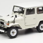 Toyota Land Cruiser FJ40 Van Hvid Kyosho 1:18 08971W
