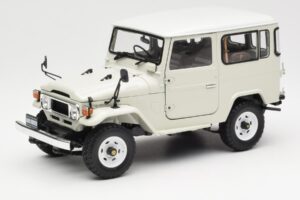 Toyota Land Cruiser FJ40 Van Hvid Kyosho 1:18 08971W