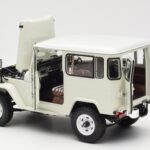 Toyota Land Cruiser FJ40 Van Hvid Kyosho 1:18 08971W - image 5 of 8