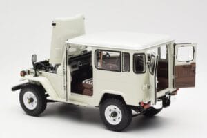 Toyota Land Cruiser FJ40 Van Hvid Kyosho 1:18 08971W Metal — billede 5 af 8