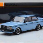 Volvo 240 Turbo Lyseblå IXO 1:18 - image 6 of 6