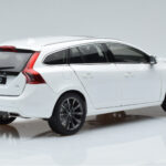 Volvo V60 D3 Crystal Hvid FAW 1:18 - image 3 of 7