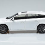 Volvo V60 D3 Crystal Hvid FAW 1:18 - image 4 of 7