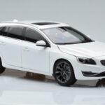 Volvo V60 D3 Crystal Hvid FAW 1:18 - image 5 of 7