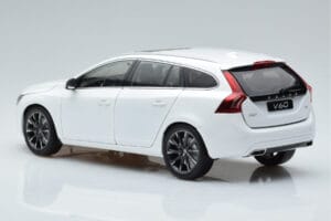 Volvo V60 D3 Crystal Hvid FAW 1:18 9430840 Metal — billede 6 af 7