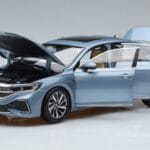 Volkswagen Passat B8 Blå FAW 1:18 ZVF000003A Metal - image 2 of 7