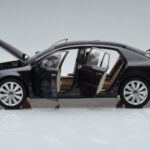 Volkswagen Phaeton V6 Mazeppa Grå Kyosho 1:18 - image 4 of 9