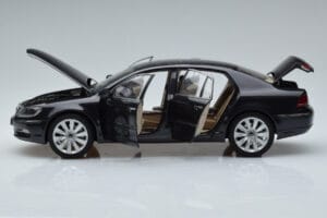 Volkswagen Phaeton V6 Mazeppa Grå Kyosho 1:18 08831MBK Metal — billede 4 af 9