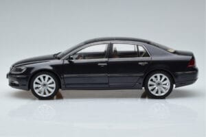 Volkswagen Phaeton V6 Mazeppa Grå Kyosho 1:18 08831MBK Metal — billede 5 af 9