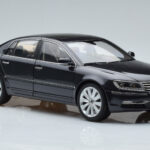 Volkswagen Phaeton V6 Mazeppa Grå Kyosho 1:18 - image 6 of 9