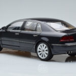 Volkswagen Phaeton V6 Mazeppa Grå Kyosho 1:18 - image 7 of 9