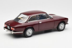 Alfa Romeo 2000 GTV Kastanjerød Norev 1:18 187916 Metal — billede 3 af 8